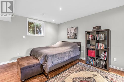 7 Pembroke Circle, Grimsby, ON - Indoor Photo Showing Bedroom