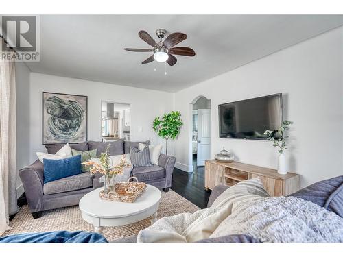 648 Burns Street, Penticton, BC - Indoor Photo Showing Living Room