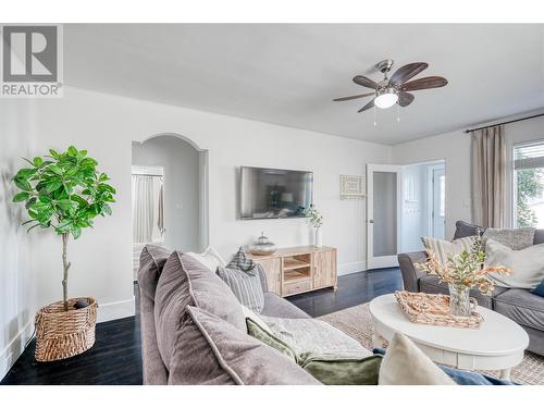 648 Burns Street, Penticton, BC - Indoor Photo Showing Living Room