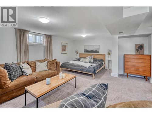 648 Burns Street, Penticton, BC - Indoor Photo Showing Living Room