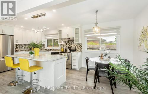 7021 Whitman Avenue, Niagara Falls, ON - Indoor Photo Showing Kitchen With Upgraded Kitchen