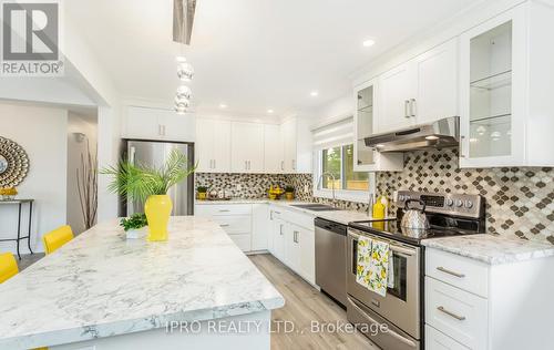 7021 Whitman Avenue, Niagara Falls, ON - Indoor Photo Showing Kitchen With Double Sink With Upgraded Kitchen