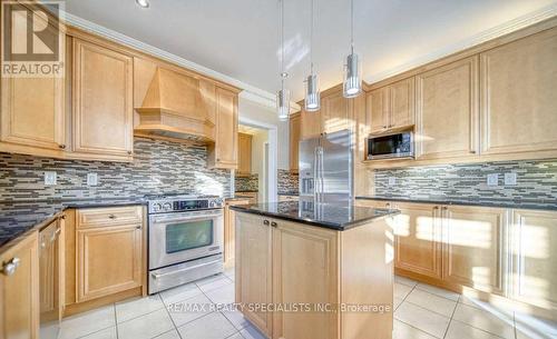 2239 Devonshire Crescent, Oakville, ON - Indoor Photo Showing Kitchen With Upgraded Kitchen