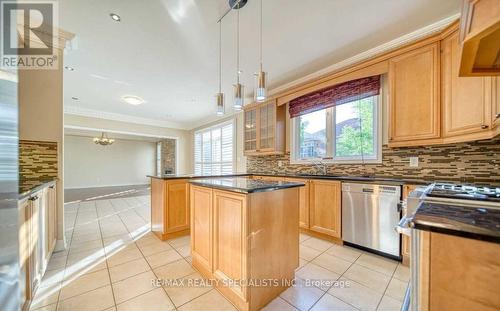 2239 Devonshire Crescent, Oakville, ON - Indoor Photo Showing Kitchen With Upgraded Kitchen