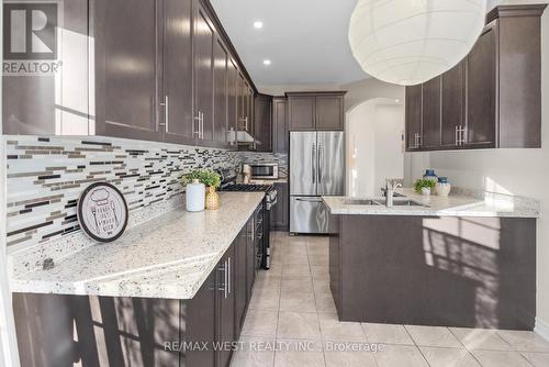 32 Hatton Court, Brampton (Credit Valley), ON - Indoor Photo Showing Kitchen With Stainless Steel Kitchen With Double Sink With Upgraded Kitchen