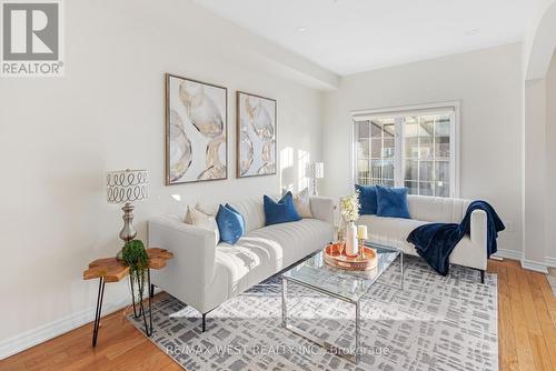 32 Hatton Court, Brampton, ON - Indoor Photo Showing Living Room