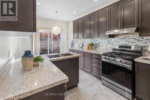 32 Hatton Court, Brampton (Credit Valley), ON - Indoor Photo Showing Kitchen With Double Sink With Upgraded Kitchen