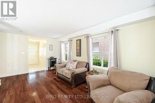 7 Blairwood Court, Brampton, ON - Indoor Photo Showing Living Room