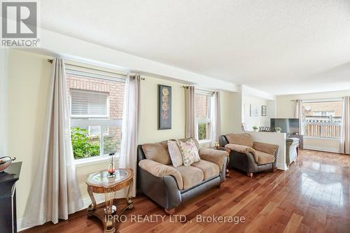 7 Blairwood Court, Brampton (Vales Of Castlemore), ON - Indoor Photo Showing Living Room