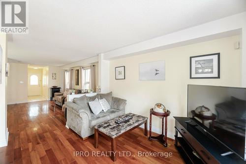 7 Blairwood Court, Brampton, ON - Indoor Photo Showing Living Room