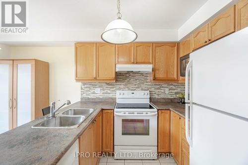 7 Blairwood Court, Brampton, ON - Indoor Photo Showing Kitchen With Double Sink