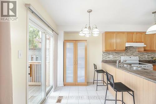 7 Blairwood Court, Brampton, ON - Indoor Photo Showing Kitchen With Double Sink