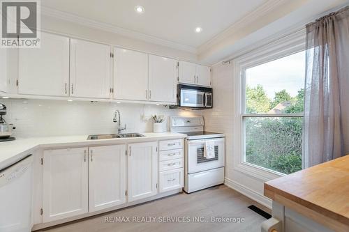 11 Courtleigh Square, Brampton (Heart Lake East), ON - Indoor Photo Showing Kitchen With Double Sink