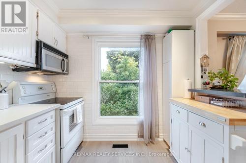 11 Courtleigh Square, Brampton (Heart Lake East), ON - Indoor Photo Showing Kitchen