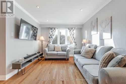 11 Courtleigh Square, Brampton (Heart Lake East), ON - Indoor Photo Showing Living Room