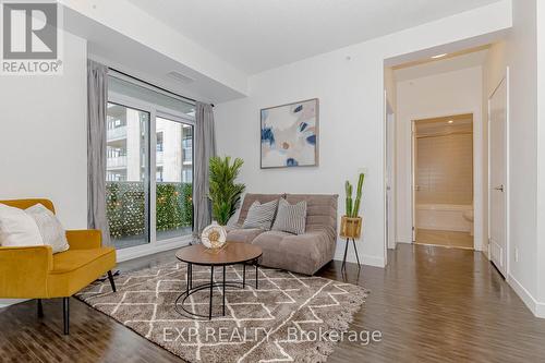 709 - 2093 Fairview Street, Burlington (Freeman), ON - Indoor Photo Showing Living Room