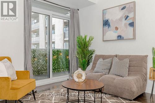 709 - 2093 Fairview Street, Burlington (Freeman), ON - Indoor Photo Showing Living Room