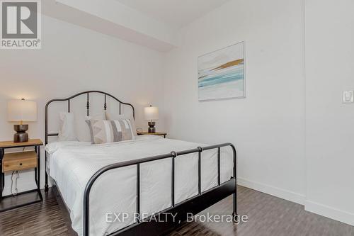 709 - 2093 Fairview Street, Burlington (Freeman), ON - Indoor Photo Showing Bedroom