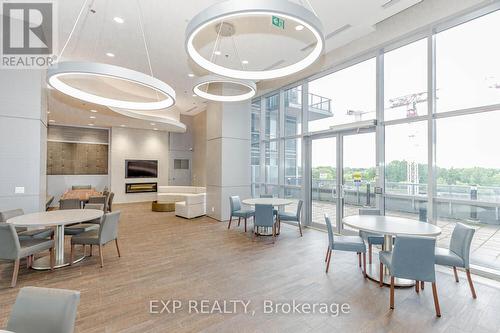 709 - 2093 Fairview Street, Burlington (Freeman), ON - Indoor Photo Showing Dining Room