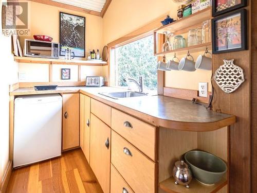 3265 Atrevida Road, Powell River, BC - Indoor Photo Showing Kitchen