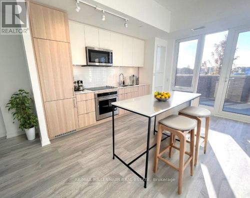 101 - 220 Missinnihe Way, Mississauga, ON - Indoor Photo Showing Kitchen