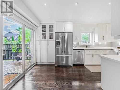 2 Davenrich Court, Brampton (Heart Lake East), ON - Indoor Photo Showing Kitchen With Stainless Steel Kitchen With Upgraded Kitchen