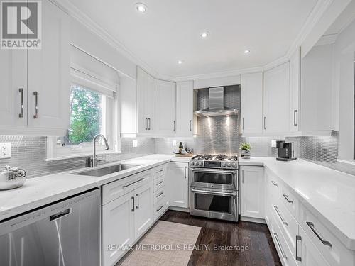 2 Davenrich Court, Brampton (Heart Lake East), ON - Indoor Photo Showing Kitchen With Upgraded Kitchen