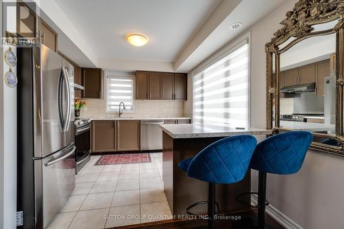 28 - 5650 Winton Churchill Boulevard, Mississauga, ON - Indoor Photo Showing Kitchen With Upgraded Kitchen