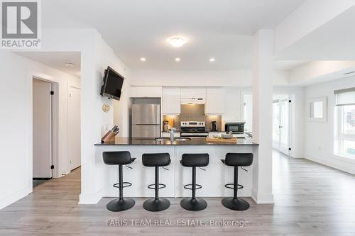 211 - 8 Culinary Lane, Barrie (Innis-Shore), ON - Indoor Photo Showing Kitchen