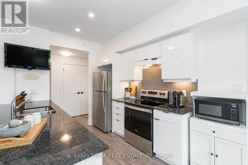 211 - 8 Culinary Lane, Barrie (Innis-Shore), ON - Indoor Photo Showing Kitchen