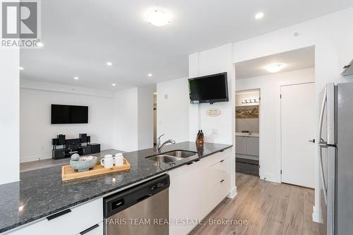 211 - 8 Culinary Lane, Barrie (Innis-Shore), ON - Indoor Photo Showing Kitchen With Double Sink