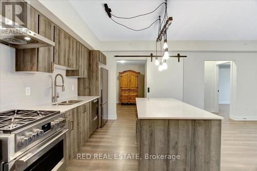 610 - 5 Chef Lane, Barrie (Innis-Shore), ON - Indoor Photo Showing Kitchen With Double Sink With Upgraded Kitchen