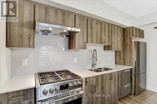 610 - 5 Chef Lane, Barrie (Innis-Shore), ON - Indoor Photo Showing Kitchen With Double Sink With Upgraded Kitchen