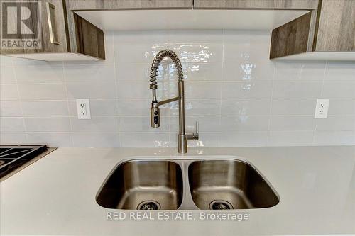 610 - 5 Chef Lane, Barrie (Innis-Shore), ON - Indoor Photo Showing Kitchen With Double Sink