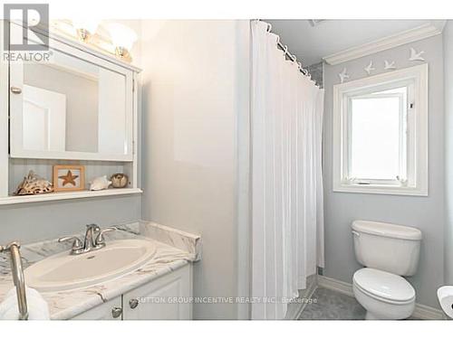 33 Cumming Drive, Barrie (Ardagh), ON - Indoor Photo Showing Bathroom