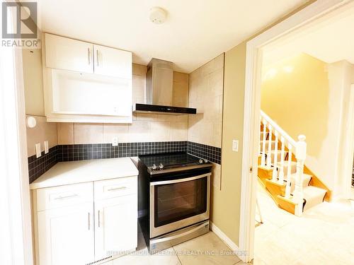 33 Cumming Drive, Barrie (Ardagh), ON - Indoor Photo Showing Kitchen