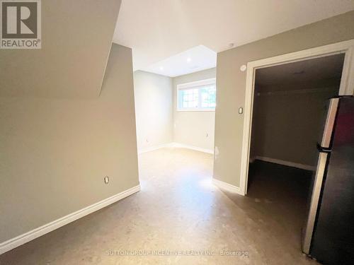 33 Cumming Drive, Barrie (Ardagh), ON - Indoor Photo Showing Other Room