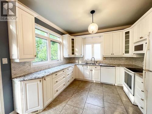 33 Cumming Drive, Barrie (Ardagh), ON - Indoor Photo Showing Kitchen With Double Sink With Upgraded Kitchen