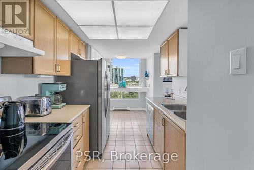 809 - 75 Ellen Street, Barrie (Lakeshore), ON - Indoor Photo Showing Kitchen With Double Sink