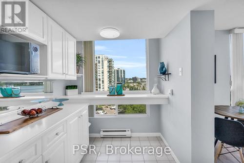 809 - 75 Ellen Street, Barrie (Lakeshore), ON - Indoor Photo Showing Kitchen