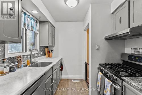 5 East Gate, Barrie, ON - Indoor Photo Showing Kitchen With Stainless Steel Kitchen