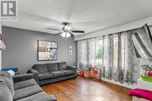 5 East Gate, Barrie (Grove East), ON - Indoor Photo Showing Living Room