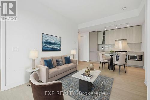 3901 - 3883 Quartz Road, Mississauga, ON - Indoor Photo Showing Living Room