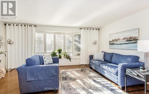 868 Cabot Trail, Milton (Dorset Park), ON - Indoor Photo Showing Living Room