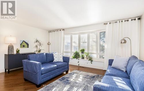 868 Cabot Trail, Milton (Dorset Park), ON - Indoor Photo Showing Living Room