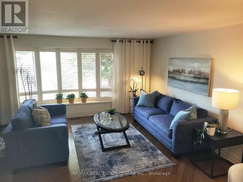 868 Cabot Trail, Milton (Dorset Park), ON - Indoor Photo Showing Living Room