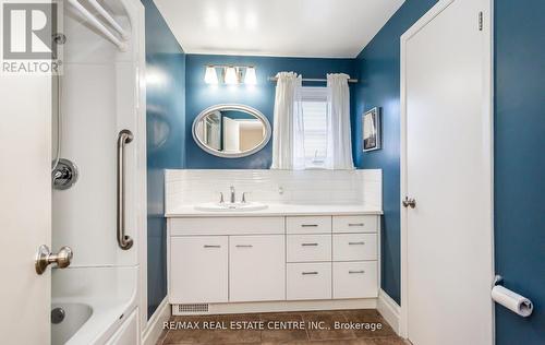 868 Cabot Trail, Milton (Dorset Park), ON - Indoor Photo Showing Bathroom