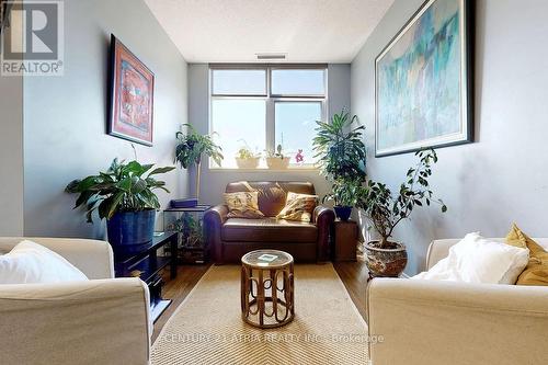 1609 - 9235 Jane Street, Vaughan, ON - Indoor Photo Showing Living Room