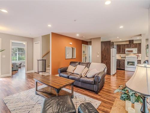 102-3776 Departure Bay Rd, Nanaimo, BC - Indoor Photo Showing Living Room