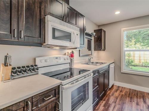 102-3776 Departure Bay Rd, Nanaimo, BC - Indoor Photo Showing Kitchen With Double Sink